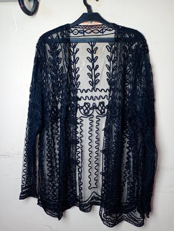 Schwarzer Spitzenkimono-Cardigan