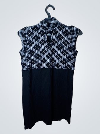 Kiabi Woman kariertes und schwarzes ärmelloses Kleid