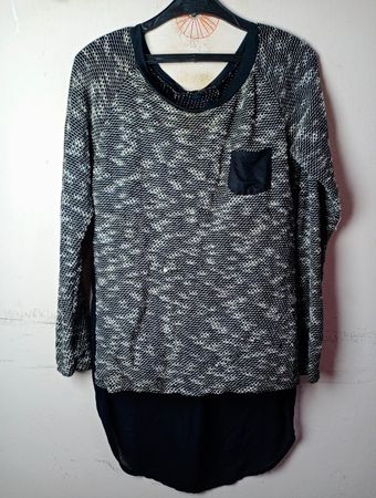 Langärmliges schwarz-weißes Strickoberteil mit schwarzem Chiffon-Saum