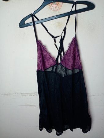 Violette und schwarze Spitzenwäsche-Negligé