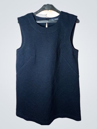 Das fünfte schwarze, strukturierte ärmellose Kleid