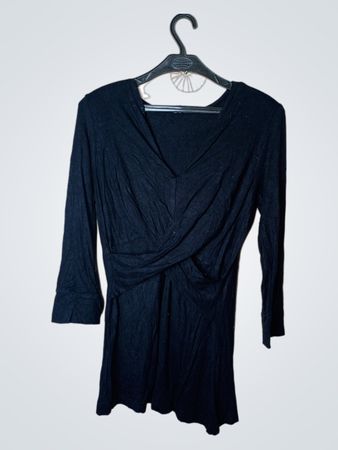Schwarzes gedrehtes V-Ausschnitt-Langarmshirt