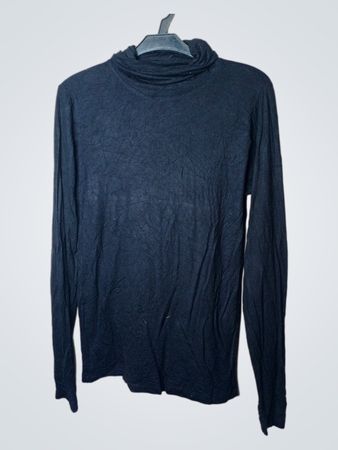 Schwarzer Rollkragenpullover mit langem Ärmel