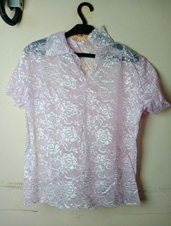 Rosa Spitzen-Bluse mit kurzen Ärmeln