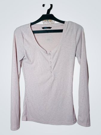 Rosa geripptes Henley-Oberteil mit V-Ausschnitt und langen Ärmeln