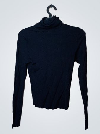 Schwarzes geripptes Rollkragen-Langarmshirt