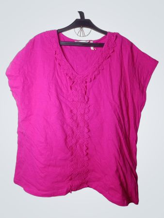 Millers Woman Pink T-Shirt mit V-Ausschnitt und Spitzenbesatz