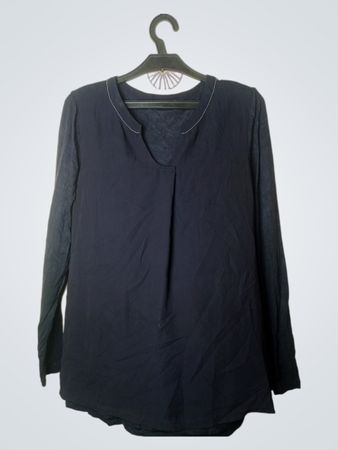 Marineblaues Langarmshirt