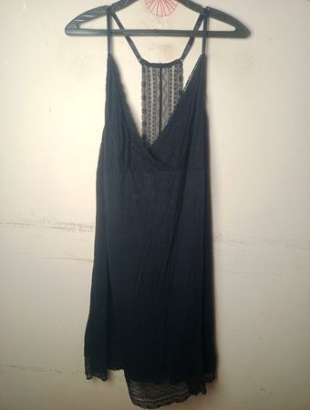 Schwarzes Slipkleid mit Spitzenbesatz