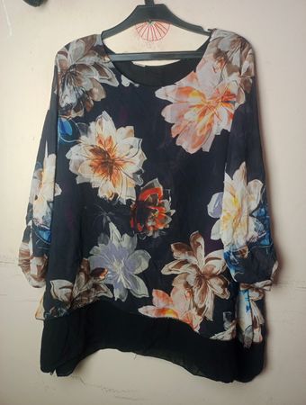 Schwarzes, floral bedrucktes, Lagen-Top