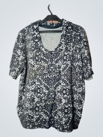 Schwarz-weiß gemustertes T-Shirt