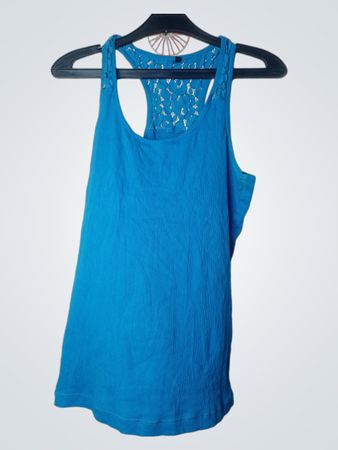Blaues Tanktop mit Spitzeneinsatz am Rücken