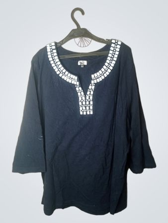 BIB Marineblaue Tunika mit weiß verziertem Ausschnitt