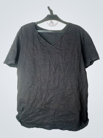 Schwarzes T‑Shirt mit V‑Ausschnitt