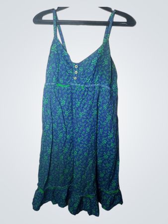 Blaues und grünes Blumenkleid