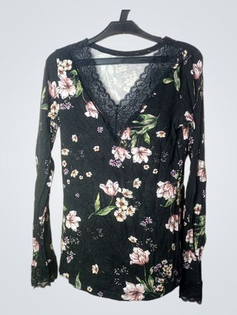 Schwarzes Langarm-Top mit Blumenmuster und Spitzenbesatz