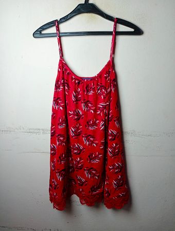 Rotes Blumenmuster-Spaghettiträgerkleid mit Spitzenbesatz