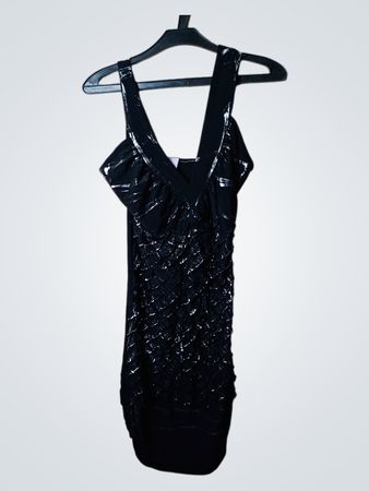 Schwarzes Kleid mit silbernem Detail