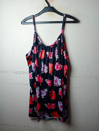 Schwarzes Camisole mit Blumenmuster