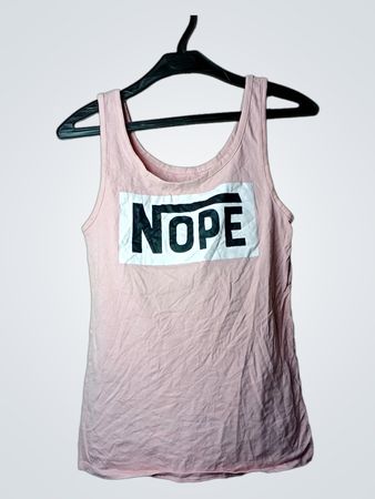 Pinkes Tanktop mit „NOPE“-Grafik