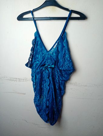 Blauer Spitzen-Body