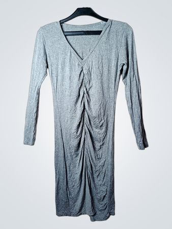 Graues gerafftes V-Ausschnitt-Kleid mit langen Ärmeln