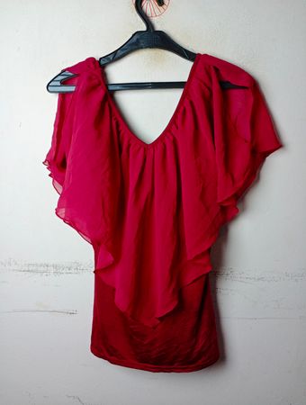Rotes Top mit V‑Ausschnitt und Rüschensaum