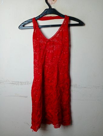 Rotes Spitzen-Slipkleid