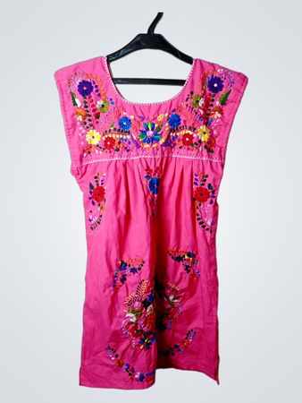 Rosa besticktes Kleid im mexikanischen Stil