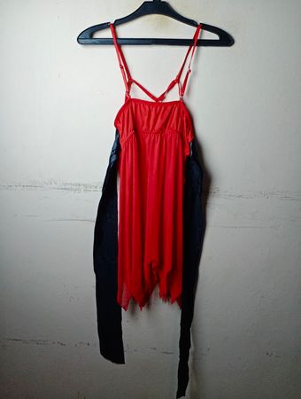 Rotes Babydoll-Dessous mit schwarzem Umhang