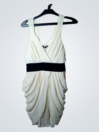 TFNC LONDON Cream gerafftes Kleid mit schwarzem Schal