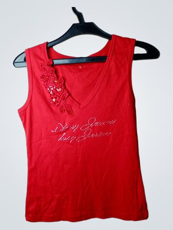 Rotes Tanktop mit Strassblume und Schriftzug