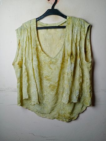 Hellgelbe ärmellose Bluse mit Blumenstickerei
