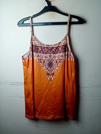Orange-Top mit Paisley‑Print