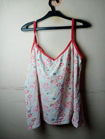 Weiße Camisole mit pinkem und rotem Blumenmuster