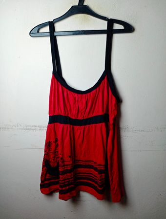 Rotes und schwarzes Kleid mit Grafikdruck