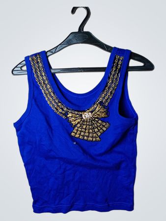Blaues Tanktop mit verziertem Ausschnitt
