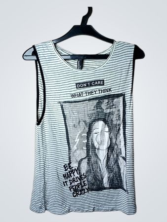 LIND DATE CASUAL gestreiftes Tanktop mit Grafikdruck
