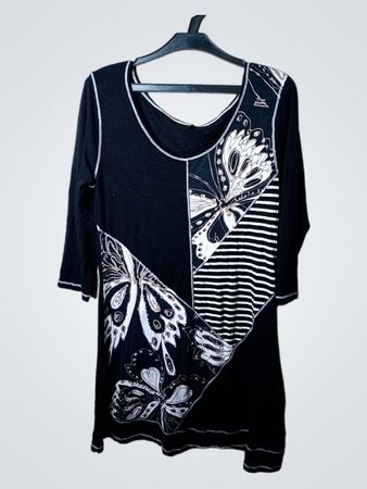 Schwarzes T-Shirt mit Schmetterlingsdruck
