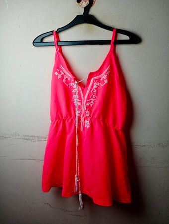 Janina Damen Neckholder-Kleid in Neonpink mit Stickerei und Spaghettiträgern