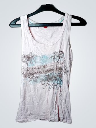 Pinkes Tanktop mit „SHOWERS $1 SUNBEDS/UMBRELLA“-Grafik