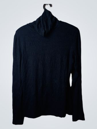 Schwarzer Rollkragenpullover mit langen Ärmeln
