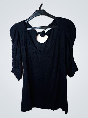 Schwarzes Top mit Schleifendetail