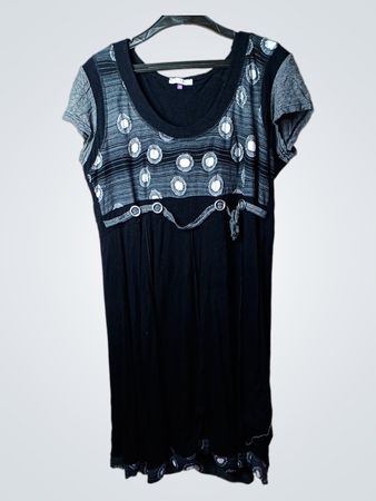 PARICE BREAL Schwarzes Kleid mit Musterdetail