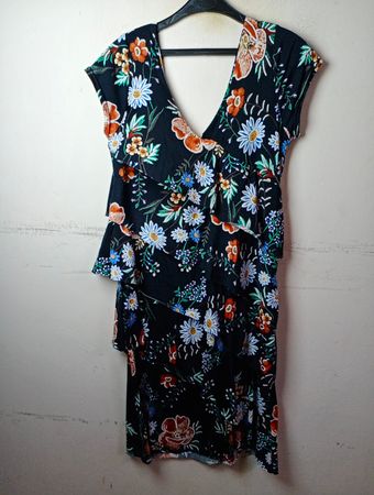 Schwarzes, geblümtes Stufenkleid