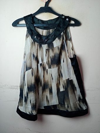 Ärmellose Bluse mit abstraktem Muster