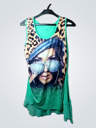 Grünes Tanktop mit Grafikdruck
