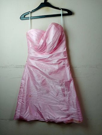 Rosa trägerloses, gerafftes Kleid