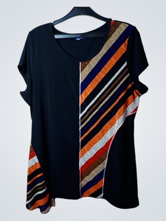 L.UNDA schwarzes T-Shirt mit gestreiften Akzenten