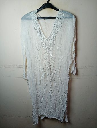 Weißes Kaftankleid mit Perlenbesatz